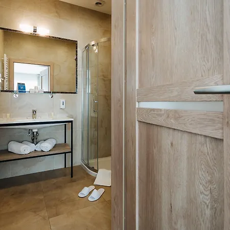 32 Old Town Hotel 4*