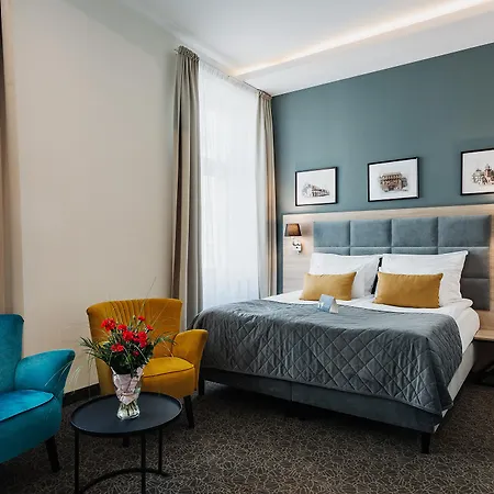32 Old Town Hotel 3*