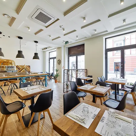 32 Old Town Szálloda