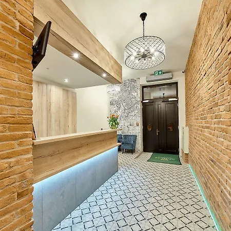 32 Old Town Hotel 4*