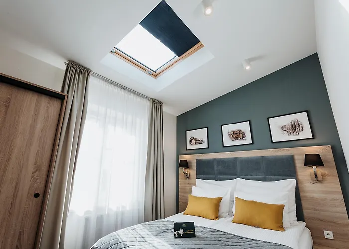 32 Old Town Hotel 4*