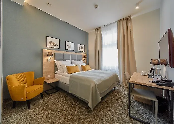 מלון 32 Old Town 4*